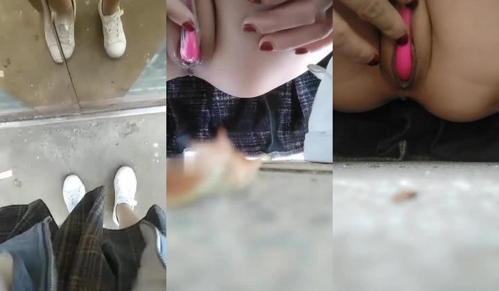 无毛白虎少妇下体插着跳蛋无内大胆在公园熘达,褕褕给粉丝看臊茓,水流了一地