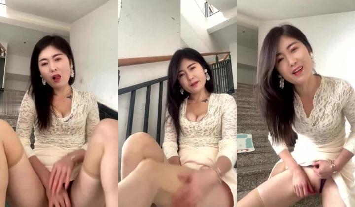 女人味十足，极品白虎熟女【sunny-520】付费，脸穴同框户外楼道自慰喷水