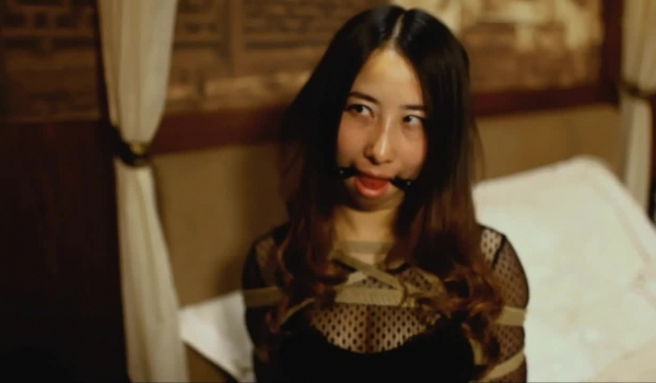 有暴露倾向的美女富姐酒店同时约3位小情人一起群交啪啪,3洞齐开,没闲着被轮流爆插,场面淫荡不堪,