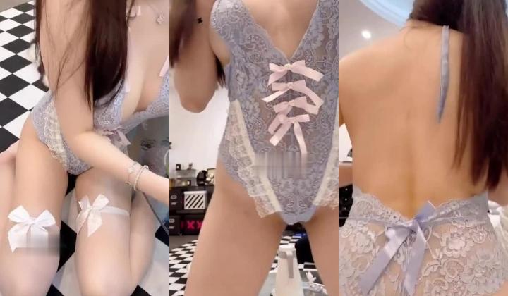 秀人视频,高颜值女神杨晨晨，目前最清晰露阴唇，情趣内衣模拟做爱~小葡萄藏咪咪头里，爸爸们，想不想