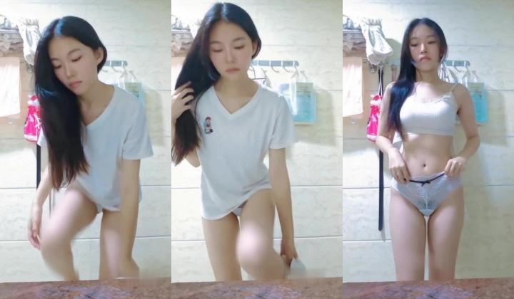 合租房女室友偷拍两个身材不错的闺蜜日常更衣洗澡逼毛非常性感很有撸点