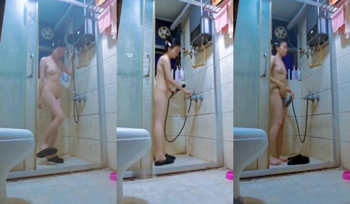 合租房女室友偷拍两个身材不错的闺蜜日常更衣洗澡逼毛非常性感很有撸点