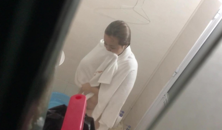 老式小区单元楼爬墙偷窥多位小媳妇在家洗澡