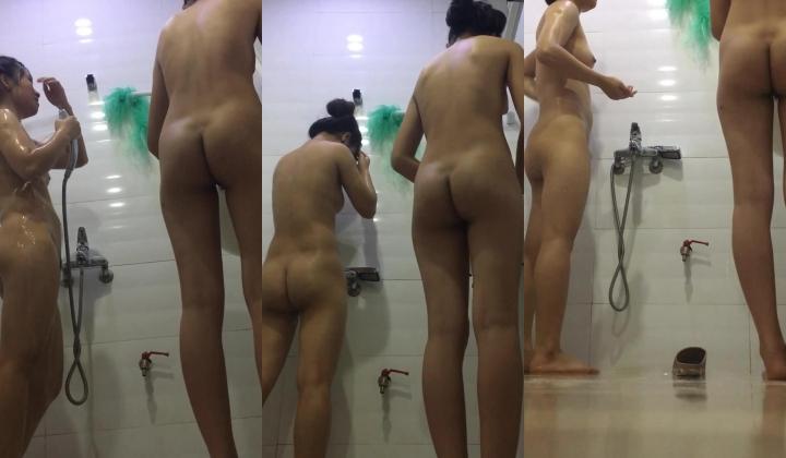 大神潜入大学女生宿舍偷窥两个妹子一起洗澡,相互帮着搓背