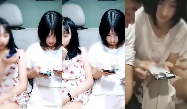 两个样子很嫩的零零后18岁妹子在车后座被社会小哥轮流干小小年纪居然还会抽烟