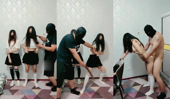大哥强扒两个短裙少妇，强行扒光玩弄骚穴和奶子，跳蛋蹂躏口交大鸡巴，床上床下轮流爆草两女，浪叫呻吟不止