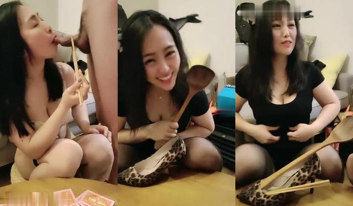 颜值不错的大奶子人妻跟小哥玩情趣扑克，给小哥哥口交大鸡巴舔菊花让小哥玩逼吃奶子，无套爆草抽插直接内射