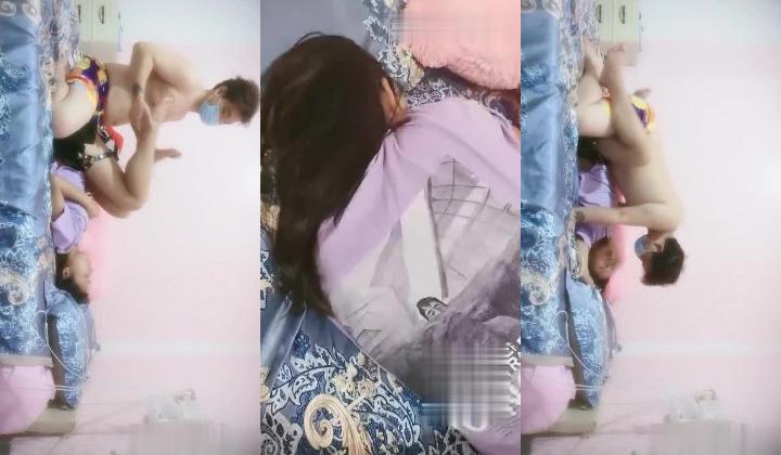 无奈的小少妇被小哥在床上玩弄揉奶子抠骚逼，就是不给口交还很害羞