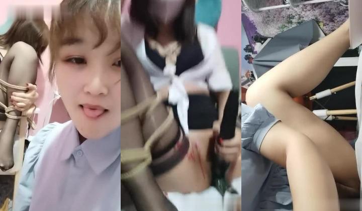 看起来很纯的妹子把闺蜜绑在椅子上玩骚逼，滴蜡黑牛加黄瓜抽插自己也抠，弄别人自己又感觉逼里塞葡萄荔
