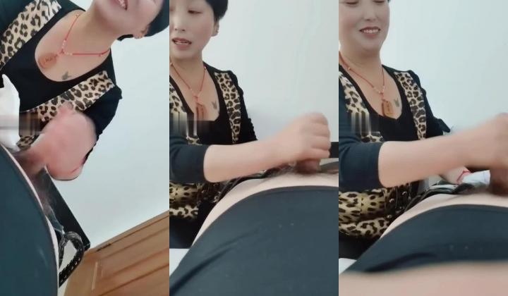 风韵犹存气质短发阿姨，大哥前去按摩店勾搭，蹲好几天了，加钱大干一场，确实有阿姨的味道，干起来回本了！