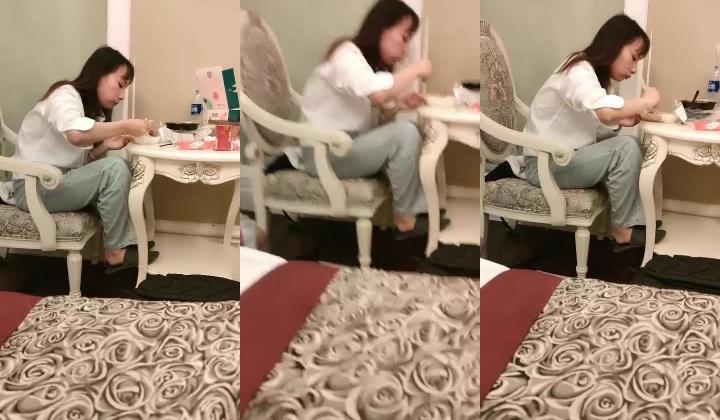 国模私拍一线直击，【情趣模特拍摄现场】，5000约拍25岁平面模特，情趣丝袜，古装肚兜，拍摄时已