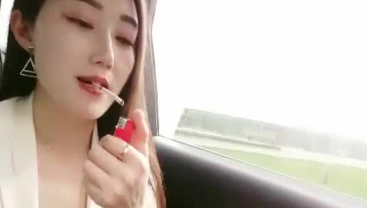 【浪逼淫妹】骚气美少妇车上和炮友玩车震，口交扣逼后座抽插猛操旁边草地还有人