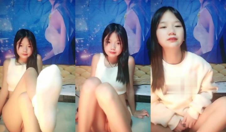 极品尤物00后嫩妹！甜美系邻家妹妹型！一线天馒头肥穴，掰穴振动棒抽插，小男友JB软了无法满足
