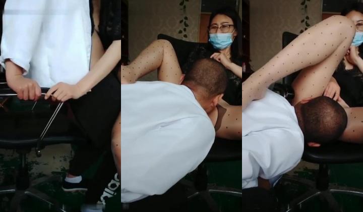 【真实饭店熟妇老板娘勾搭厨师舔逼】高潮喷水让厨师舔干净，主动女上位，熟妇是真的败火