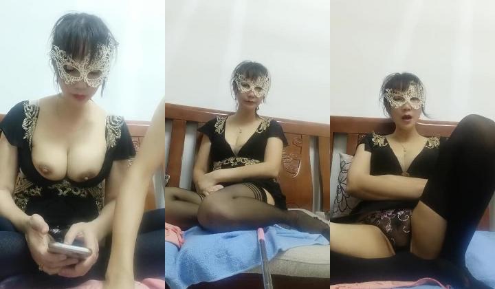 馒头逼43岁的妖艳熟女，一家三口，小伙大叔调教熟妇，滴蜡屁股，疼的直叫，骚妇骑乘位，太骚啦，几分