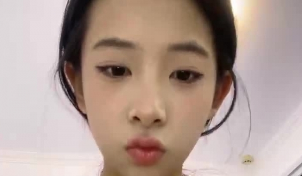 木瓜【童颜巨乳】昨日又又被操啦！大奶子晃得让人秒硬，温柔贤惠的18岁美少女，红边长筒黑丝，纯欲性