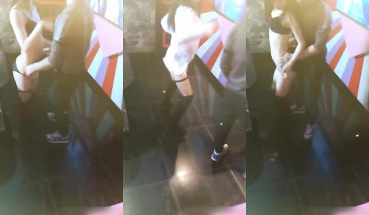 帅哥约操披肩黑网筒靴气质美女KTV玩嗨直接在包房操起来 美女边唱歌边后入猛操真爽 完美露脸 高清完整版