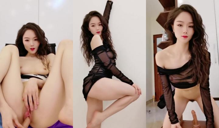 性感尤物美女！苗条身材大长腿！气质超棒，掰开嫩穴假屌磨蹭，顶级美腿高跟鞋，骑乘位猛坐