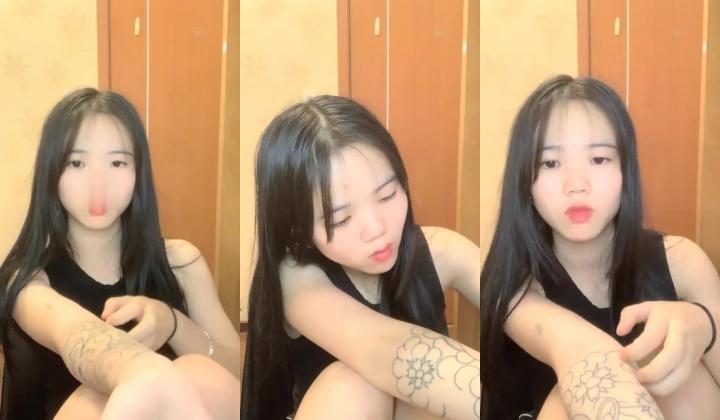 最新全网最纯清纯少女，长发漂亮脸蛋 圆润的双乳 稀疏逼毛 甜美少女被黄毛渣男操 中出