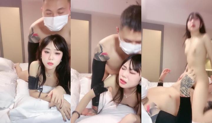 颜值不错的小骚骚让社会大哥蹂躏，全程露脸宾馆各种爆草，激情上位玩弄奶头，掰开骚穴抠逼，压在身下爆