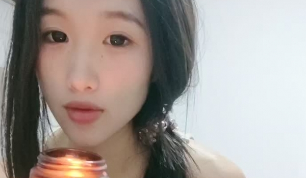 甜美小骚货，小房间炮友大战，揉奶埋头吃屌，脱掉内裤后入，抱起来操，尽情玩弄，表情好爽
