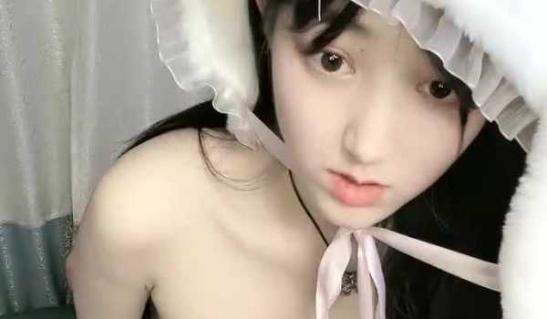 ️极品反差婊 ️极品卡哇伊嫩妹，肤白貌美气质佳，粉嫩小逼逼犹如水蜜桃，被炮友无套艹了，羡慕了！