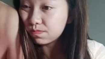 五十岁大叔玩弄年轻漂亮的小媳妇，看完脸就开干，强吻摸胸舔逼玩，不肯口交女上位激情奶子不小，都被玩