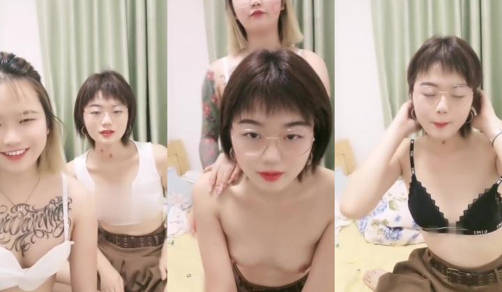 一男两女00后嫩妹！眼镜短发妹子！贫乳奶子多毛骚穴，骑乘后入深插，旁边另个妹子拍摄