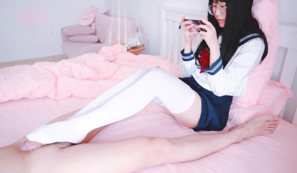 JK制服白色过膝袜腿子踩着肉棒足交-footjob-Asami苏苏