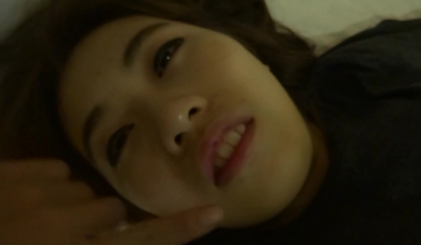 猥琐摄影师迷翻兼职的美少女模特趴光了各种玩完整版
