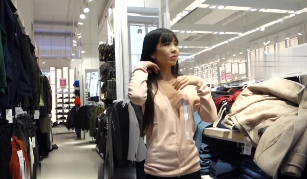 最新流出迪卡侬门事件女主角大胆混血妹人来人往商场服装店假装试衣服脱光假屌自慰高潮喷水