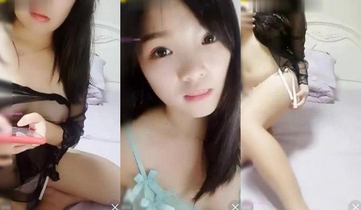 人见人爱的白肤美艺校靓妹洗白白拿起个小吉他乱弹琴仔细看她有点像之前的网红肉嘟嘟