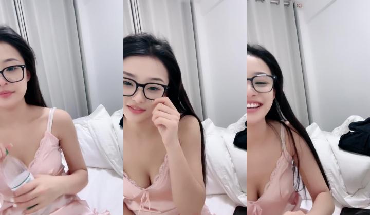 甜美眼镜骚妹【米奇女孩】，极品粉穴，人瘦胸大，说话嗲嗲的惹人疼，被大哥们宠爱刺激