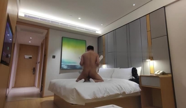 约炮大师重磅回归，【强推哥】，新婚不久的闷骚出轨女，酒店直接推倒，脱下裤子就来一炮