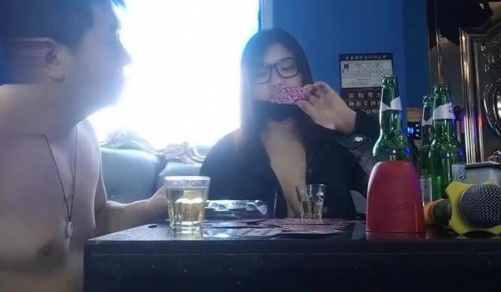 KTV内约啪骚女，露脸跟小哥玩游戏输了脱衣服漏出大奶子给小哥口交大鸡巴让小哥草嘴，脱光了让小哥抠