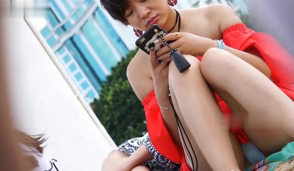 大神用高清潜望镜摄像机拍美丽风景线，沙滩抓拍各路多位泳装美女下体，总有意想不到的收获，有点耐心 