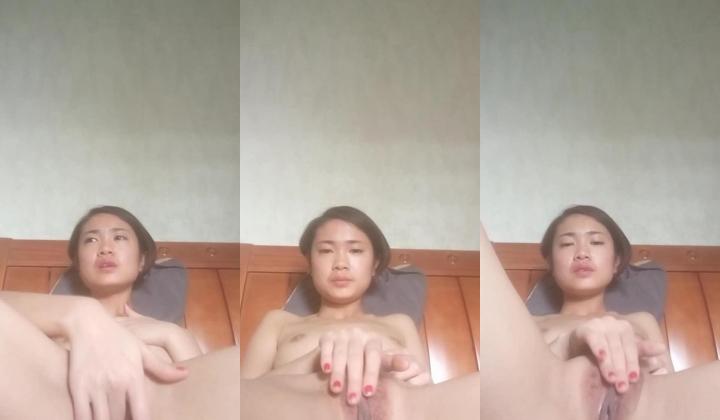 在校女大学生陷入校园贷,被迫脱光衣服自慰担保视频流出,好白好嫩的玉体,应该还是个处女