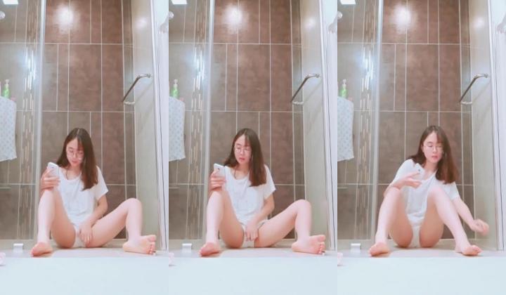 最新校园贷-眼镜妹因急需用钱被迫拍自Wei视频,开始穿着内裤自Wei未通过审核,最后被迫脱掉内裤