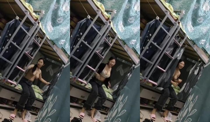 坑闺蜜妹子还不起高利贷被逼直播偷拍 室友换衣服抵债,心里很矛盾,表示一天也不想坚持了