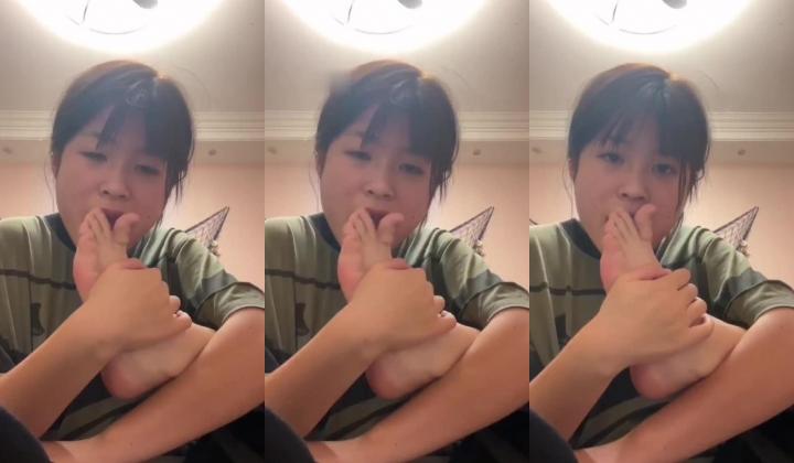 【真实露脸学生妹】，土豪重金举牌定制，为了还网贷，纯情美眉毫无底线自调，舔脚咬袜子捅菊花抠逼，简