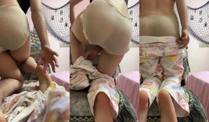 【真实露脸学生妹】，土豪重金举牌定制，为了还网贷，纯情美眉毫无底线自调，舔脚咬袜子捅菊花抠逼，简