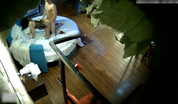清纯漂亮的美女换上黑丝情趣服和经验丰富的新男友玩扑克,输了要被对方任意宰割,美女一直输被干的呻吟