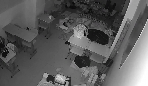 黑客破解网络摄像头监控偷拍疫情回不了家借住夜校补习班校教室的夫妻晚上在地铺上做爱