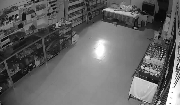 《家庭摄像头破解》不同场景偷窥多位夫妻各种姿势啪啪啪