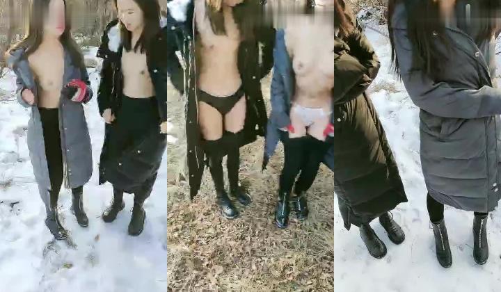 两个姐妹花少妇户外一起给大哥舔鸡巴，大哥舔逼拿雪球蹭逼玩冰火真刺激