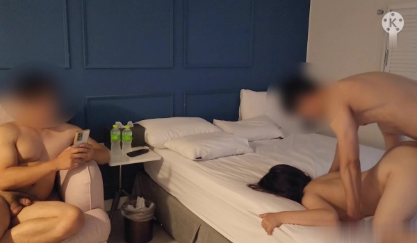 【绿帽淫妻 ️性爱狂】最新OF博主『BUBU91』淫妻自拍 绿帽狂看着老婆被单男操在一旁手冲