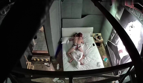 酒店工业风主题套房偷拍超高颜值大学生靓妹穿着性感情趣内衣和男友大战