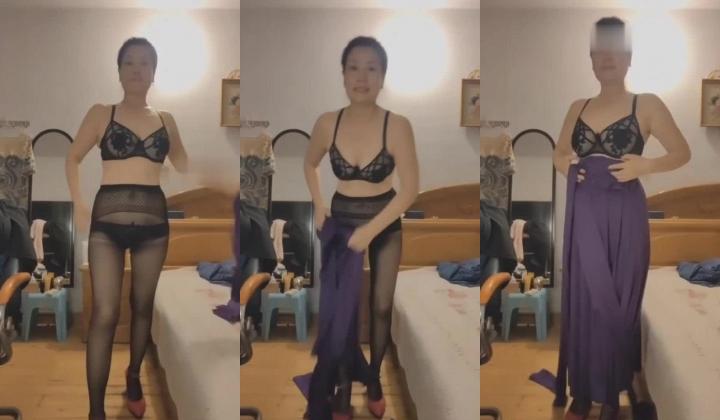 抖音骚逼熟女【哓乐乐】裸舞诱惑，大尺度掰逼展示，道具自慰高潮，挫逼潮喷，熟女爱好者不可错过