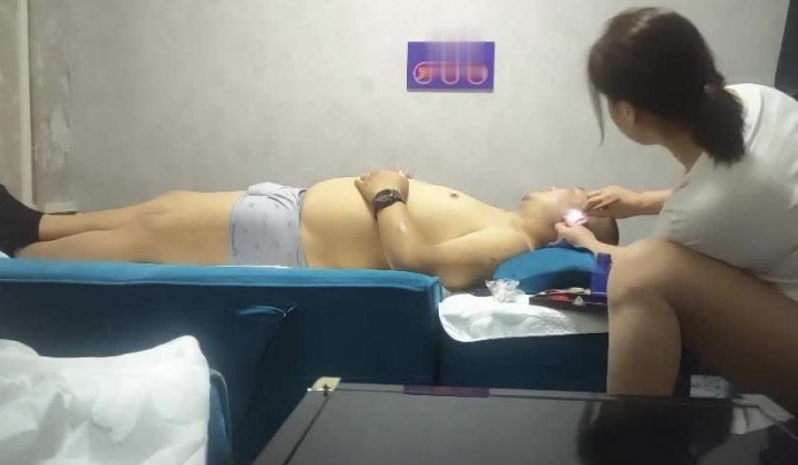 顶级骚熟妇城中村按摩女技师『燕姐』勾引顾客店内口爆啪啪3P满足性欲