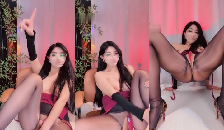 ️极品少妇【白熙】性感黑丝舔奶骚舞，跳蛋塞屄抽插潮喷